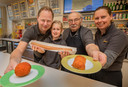 Drie generaties De Ridder in hun cafetaria in Apeldoorn: oprichter Piet (74), zoon Roeland (41) en zijn vrouw Annelies Kwekkeboom en (klein)dochter Isabella (5).