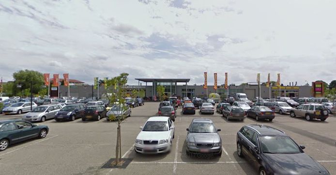 Het overdekte  winkelcentrum aan het Stationsplein in Hulst.