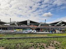 Grote groep reizigers staat ’s nachts urenlang op station Tilburg na aanrijding met persoon: ‘Al het personeel was al vertrokken’