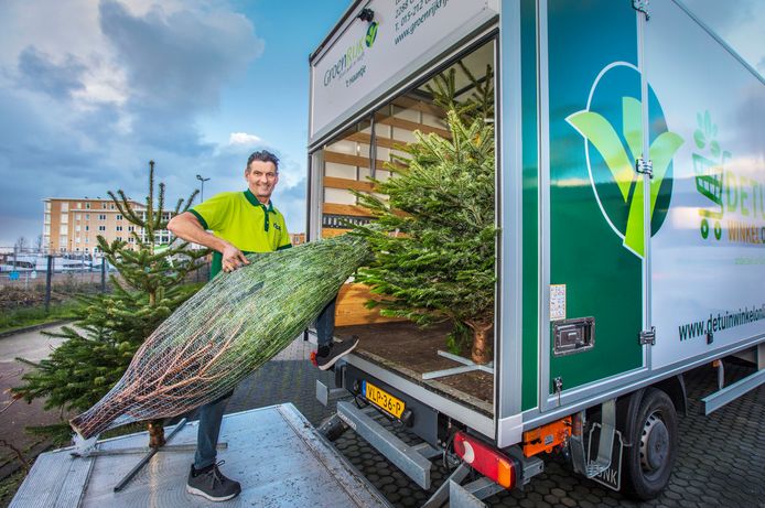 Niet meer sjouwen proppen in de auto: kerstboom online steeds populairder Den Haag | AD.nl