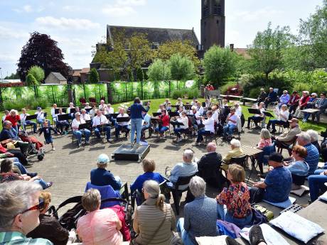 Muziekvereniging bijt het spits af in Nispens theater