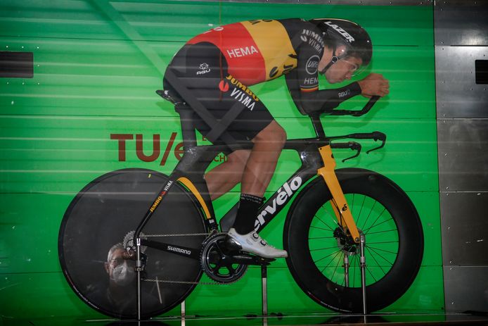 Wout van Aert op zijn Cervélo in de windtunnel van de Universiteit van Eindhoven.