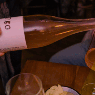 At wine café De Pimpelmees, you can eat pizza from across the street out of the box