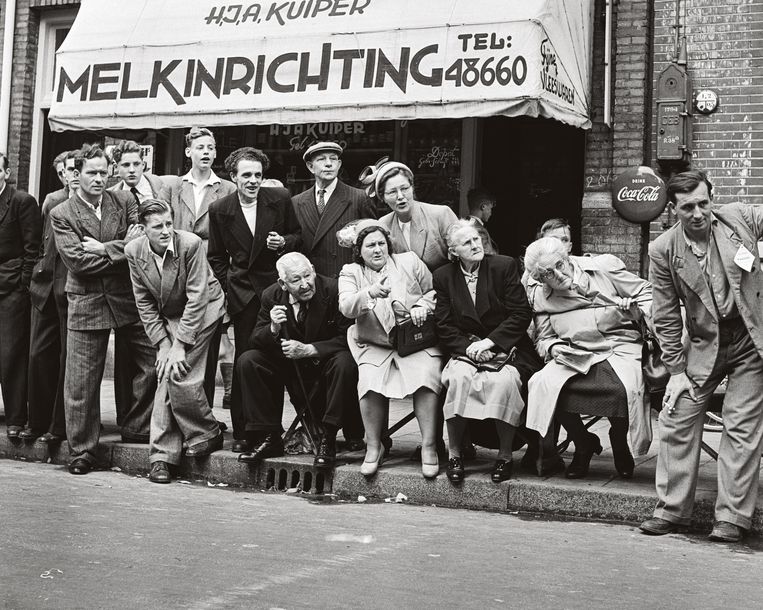 Toeschouwers wielerwedstrijd op de Lindengracht, 1950. Beeld  Sem Presser