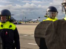 Meer dan 400 klimaatactivisten aangehouden voor actie op Schiphol
