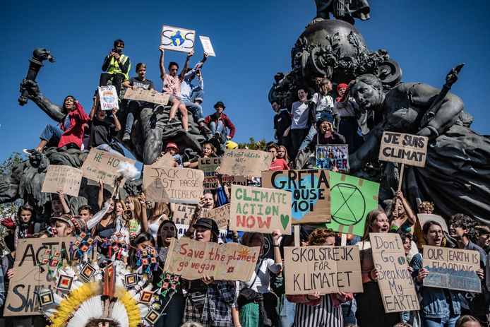Duizenden studenten en demonstranten stroomden vandaag door de straten van Parijs om deel te nemen aan de Global Strike Day om te protesteren tegen de wereldwijde klimaatverandering.