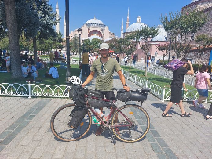 Parti de Charleroi, Adrien Introvigne est arrivé à Istanbul à vélo.