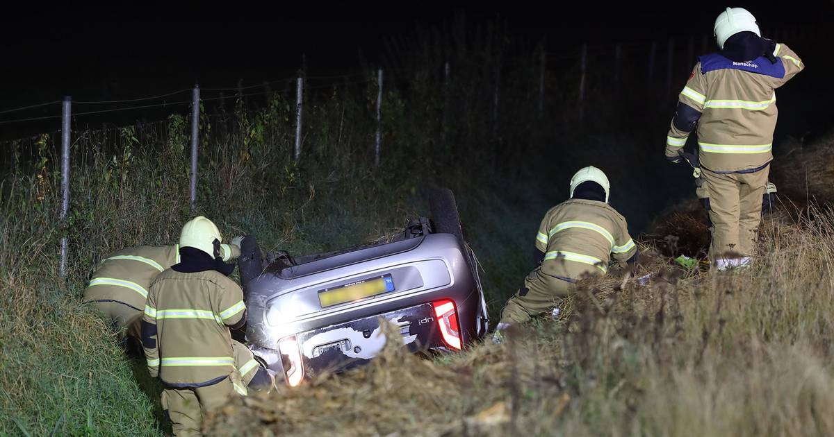 Auto slaat over de kop na botsing op de A50 bij Schaijk.