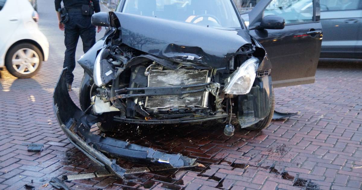 Flinke schade aan autos na botsing in Vlijmen.