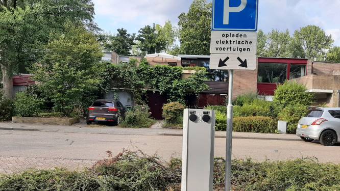 ‘Jaar wachten op eigen laadpaal in Opheusden’, gemeente kijkt naar sneller plaatsen publieke palen