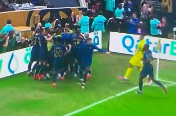 Theo Hernandez repousse son partenaire Dayot Upamecano après l'égalisation de Mbappé