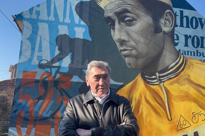 Eddy Merckx voor zijn muurschildering op de gevel van Café ‘t Klein in Kiezegem.