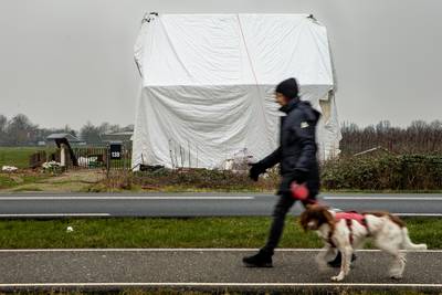 Wat schuilt er onder dat grote dekzeil in Dreumel?