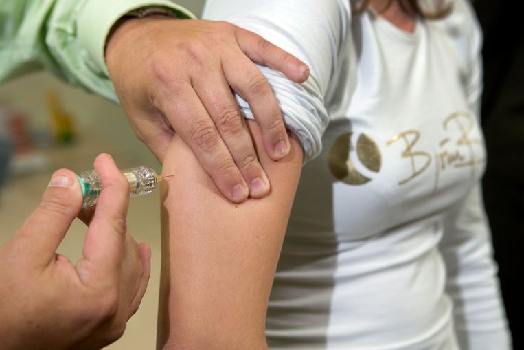 Meisje wordt ingeënt met een vaccin tegen baarmoederhalskanker. Beeld ANP