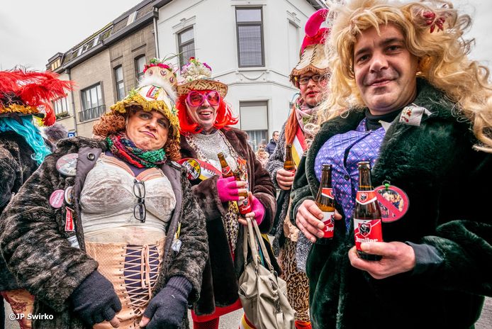 50 Voil Jeanetten paraderen door stad tijdens De Koesjkes Mietingk ...