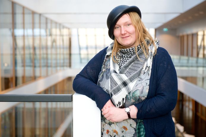 Marieke de Wilde draagt overal een vergiet op haar hoofd, behalve thuis.