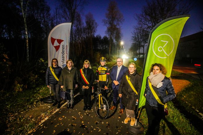 Het fietspad langs de Diksmuidse Heerweg in Zedelgem is ingehuldigd.