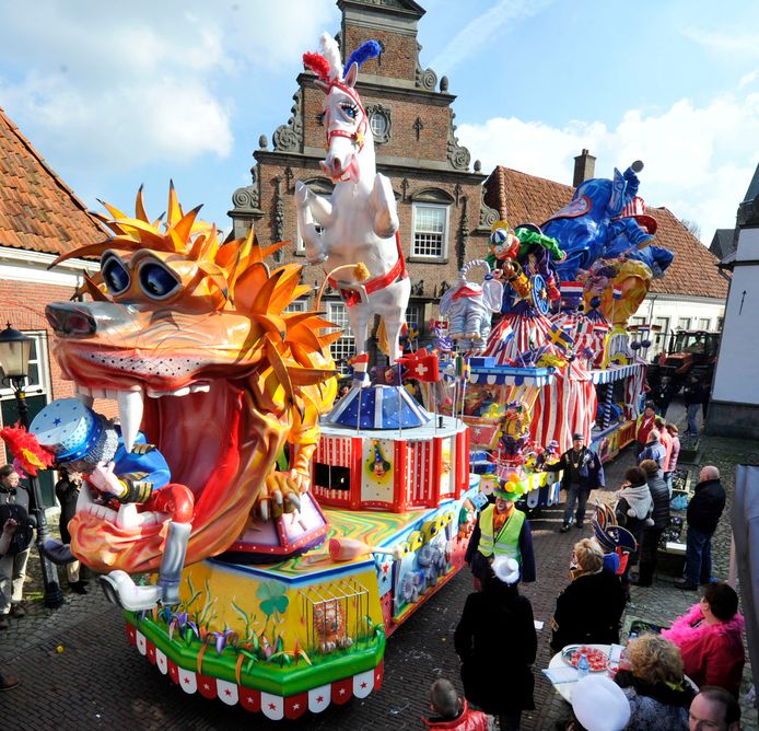 De ‘circuspraalwagen’ van De Vennemuskes wint in 2014 de eerste prijs.