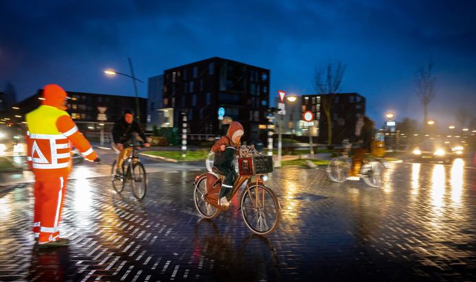 Verkeersregelaars zorgen ervoor dat kinderen veilig de kruising Regenboog-Dauw kunnen oversteken.