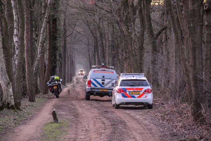 Politie en de Explosieven Opruimingscommando van het ministerie van Defensie ter plaatse aan de Keerdijk na vondst van een explosief.