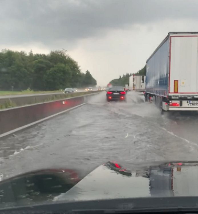 De snelweg in Loppem stond deze namiddag onder water.