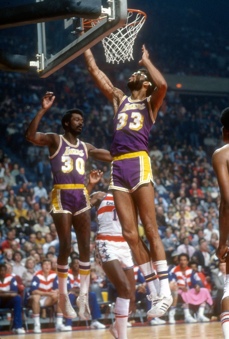 Kareem Abdul-Jabbar (nummer 33) in 1978 in actie voor de Los Angeles Lakers in een duel met de Washington Bullets. Beeld Getty Images