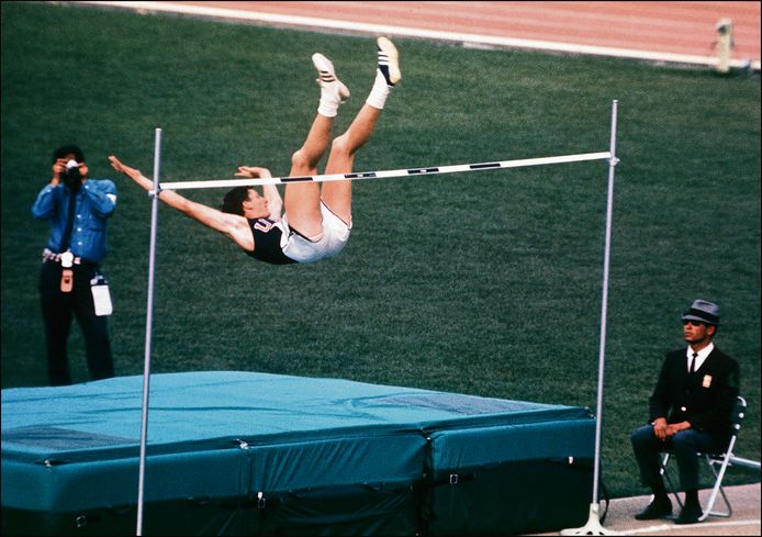 Dick Fosbury demonstreert zijn nieuwe sprong tijdens de Olympische Spelen van 1968.