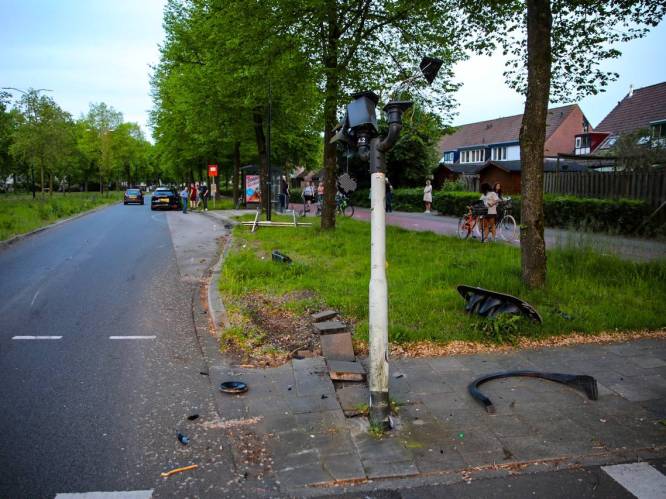 Automobilist veroorzaakt ravage in Apeldoorn en moet mee met politie