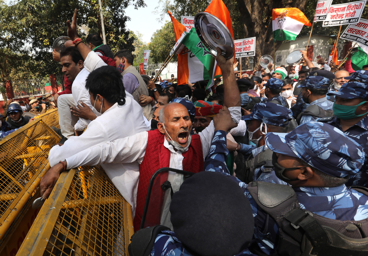 Activisten en aanhangers van het Indian National Congress schreeuwen leuzen terwijl ze botsen met de politie tijdens een protest uit solidariteit met de Indiase boeren die protesteren tegen nieuwe landbouwwetten, in New Delhi, India Beeld EPA