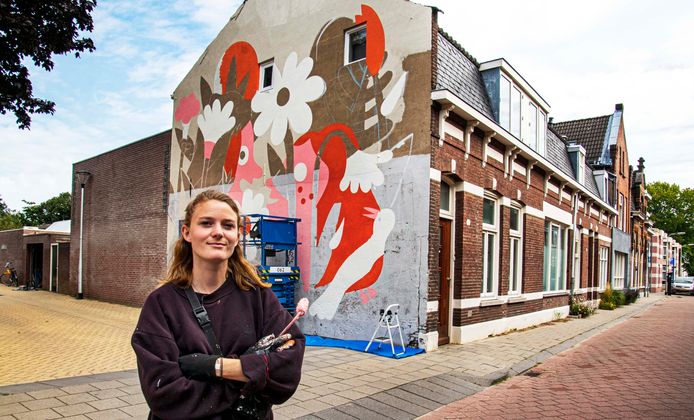 Nog een paar dagen te gaan, Ilse Weisfelt is aan de Capucijnenstraat bezig met weer een fikse muurschildering.