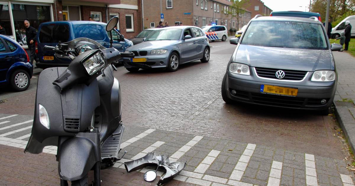 Scooterrijder gewond bij aanrijding met auto in Arnhem.