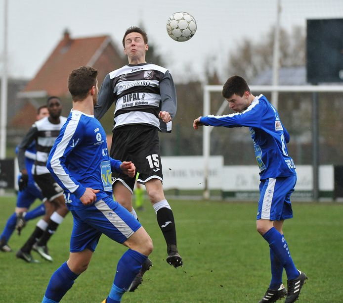 Verhelst (l., Lauwe) wint het kopduel van Defevere.