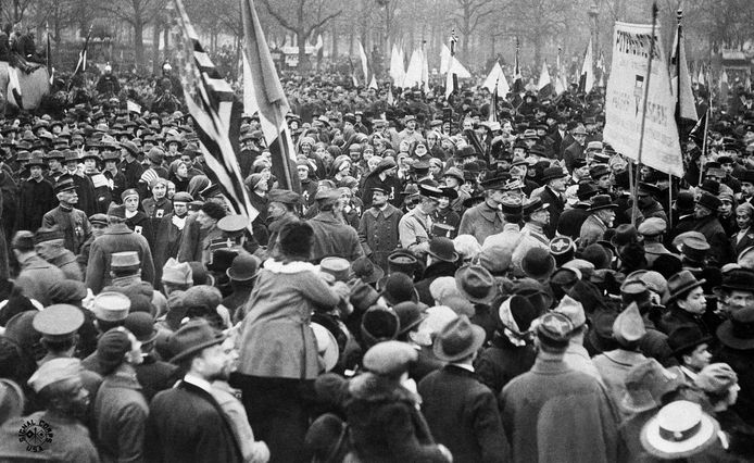 Feest in de straten van Parijs. De Eerste Wereldoorlog is ten einde, op 11 november, nu echt.