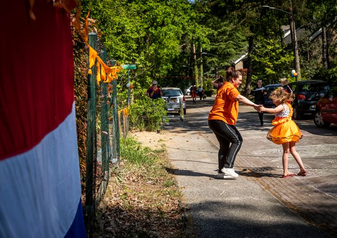 Bewoners van de wijk Breeakker in Son tijdens Koningsdag.