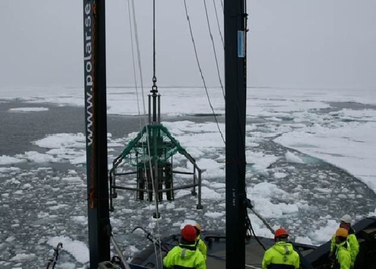 Expeditieschip Oden houdt stil bij het eerste meetstation om watermonsters te nemen. Beeld Redactie