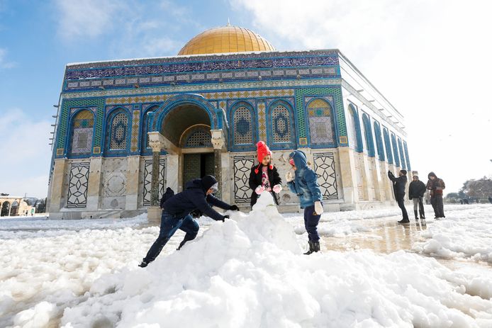 Kinderen spelen in de sneeuw op de Tempelberg in de oude stad van Jeruzalem.