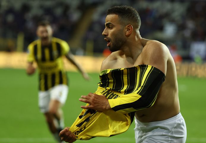 Oussama Tannane trok zijn shirt uit na zijn goal, wat hem op geel kwam te staan.