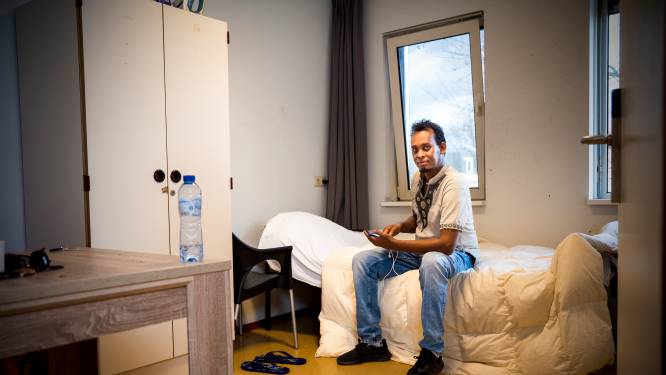 Niet meer in de regen en kou door de stad zwerven: daklozen als Zaki (36) houden ook na corona hun eigen kamer