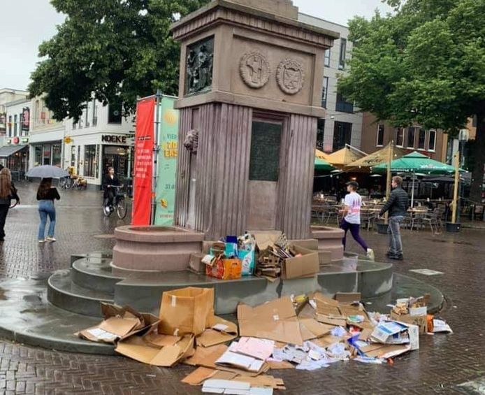 Rotzooi op de Oude Markt.
