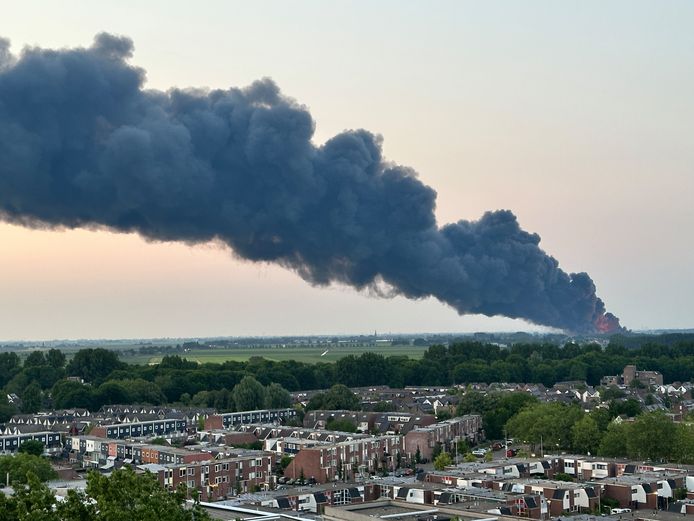 De brand gezien vanuit Alphen aan den Rijn.