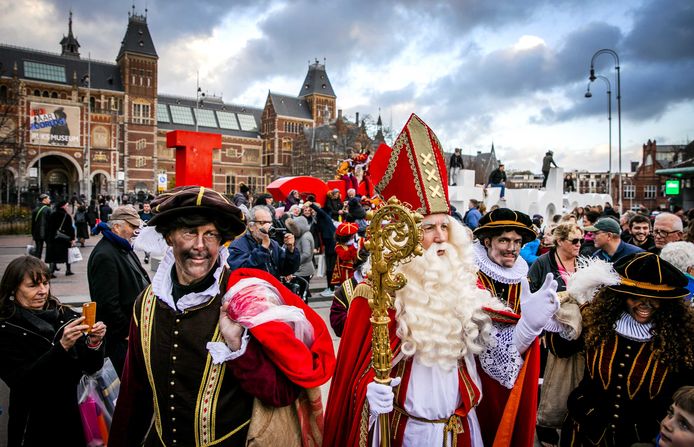 Vorige week kwamen Sinterklaas en zijn Pieten aan op het plein om te  schaatsen op de ijsbaan.