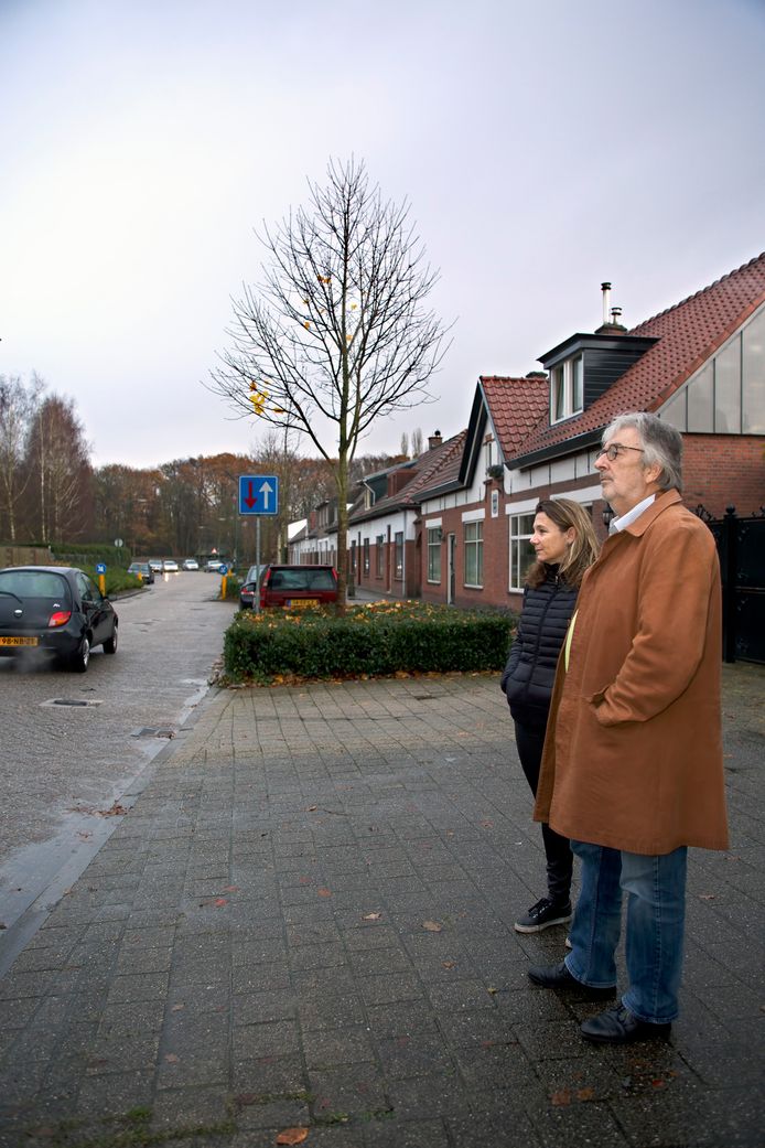 Een foto uit 2017. Bewoners maken zich al tientallen jaren zorgen over de Hoogstraat. Links Nancy Vissers.