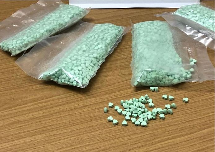 De politie trof recent bij Bad Bentheim, net over de Nederlands-Duitse grens, zo'n 4200 xtc-pillen aan in een verzegelde enveloppe.