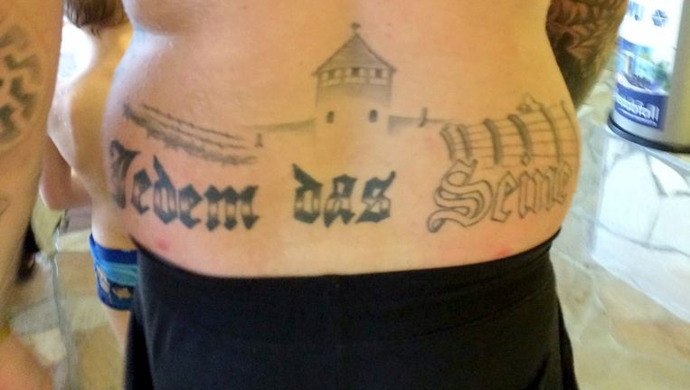 Duitse politieker krijgt voorwaardelijke straf voor nazitattoo De