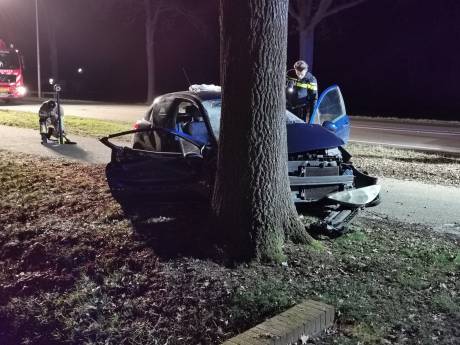 Auto klapt in Rhenen op een boom: meerdere gewonden