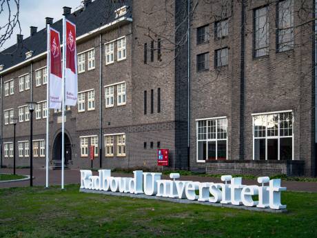 In opspraak geraakte Nijmeegse hoogleraar filosofie keert terug, maar mag geen les meer geven