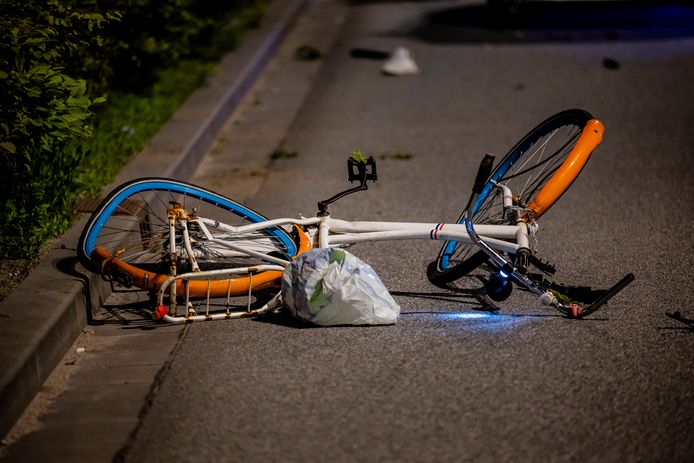 Bij een aanrijding tussen een fietser en auto op de Ringbaan Noord in Tilburg is de fietser zwaargewond geraakt.