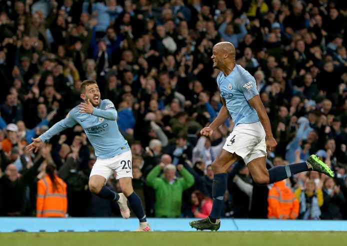 Bernardo Silva viert met Kompany.