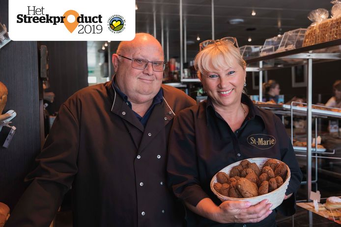 Carine Claes en Jos Lycops met een lading Hasseltse speculaas.