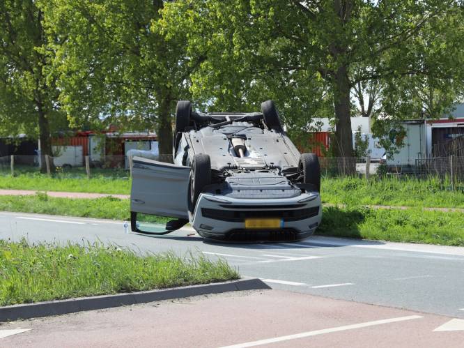 Auto belandt op dak na ongeluk Zijdeweg